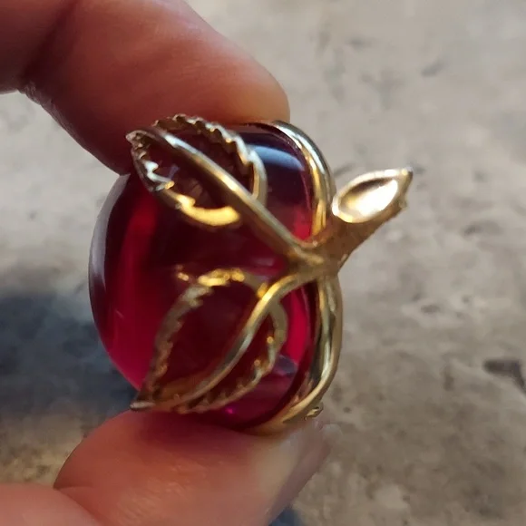 SOLD Vintage Signed Sarah Coventry Lucite Magenta & Goldtone Apple Brooch Pin - Picture 8 of 10